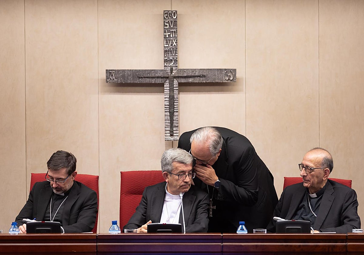 El presidente de la CEE, Luis Argüello (2i), y el vicepresidente de la Conferencia Episcopal Española (CEE), José Cobo (1i)