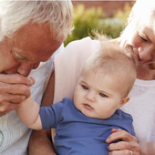 ¿Deberían los abuelos en España cobrar un sueldo por cuidar de sus nietos?