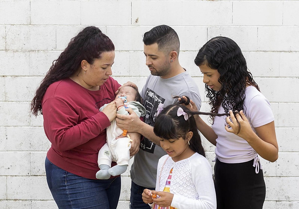 Carly, junto a su la familia, sostiene al bebé nacido por cesárea