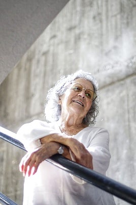 Julia Natalia llega a la sede de Cruz Roja en La Coruña