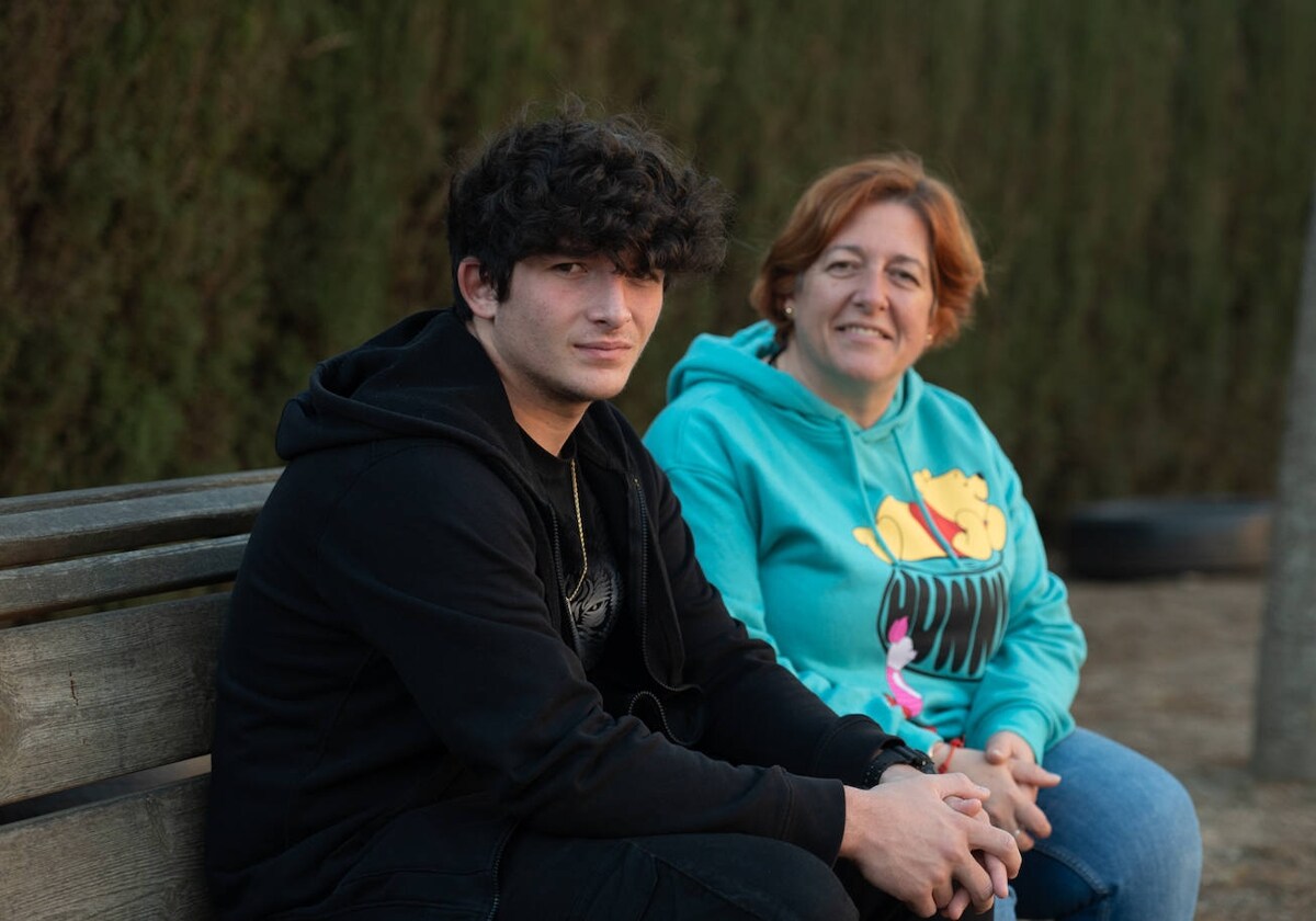 Alicia Martín, junto a su hijo Carlos