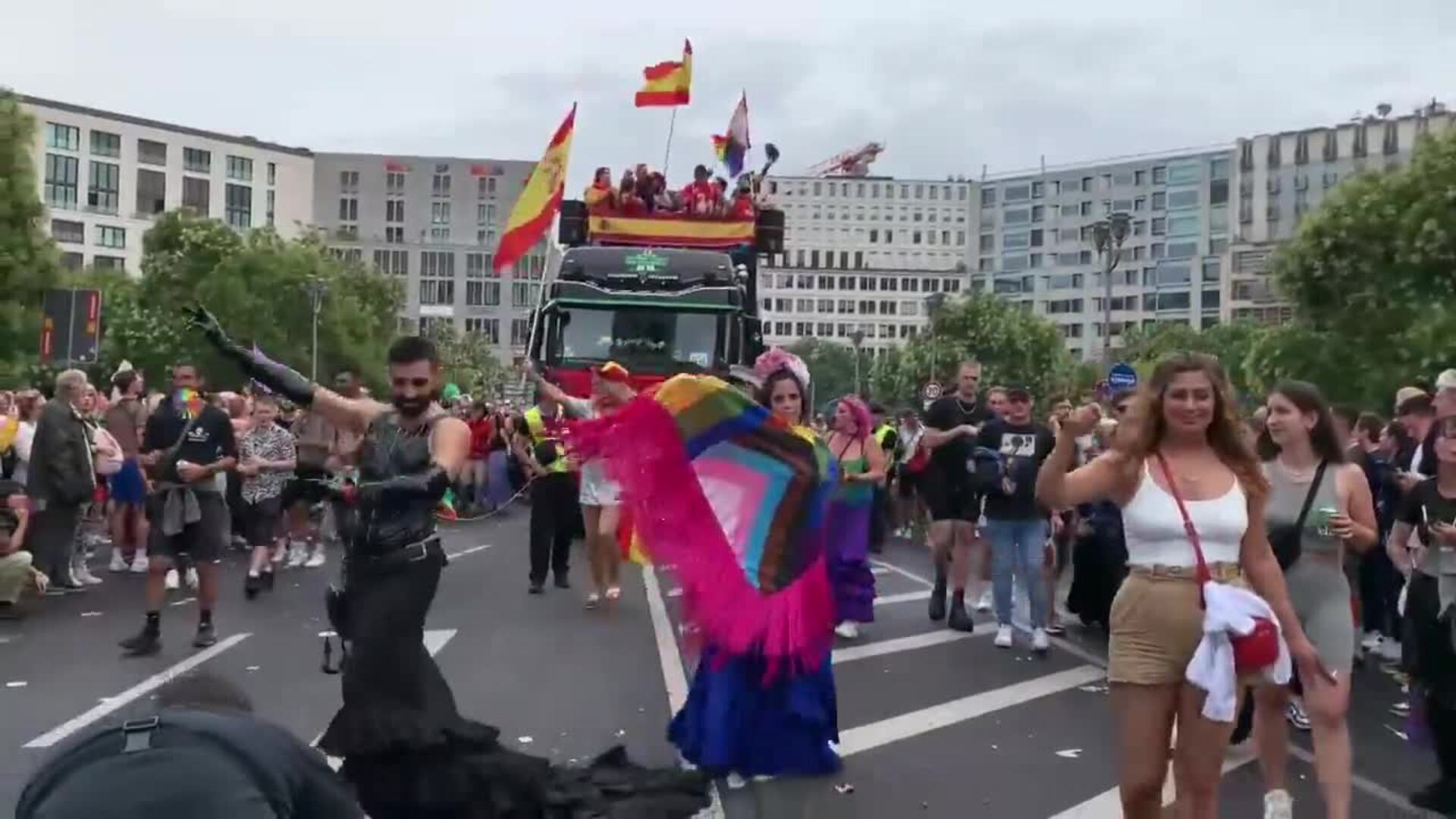 Las calles de Berlín se visten de colores y brillos para celebrar el Día  del Orgullo Gay