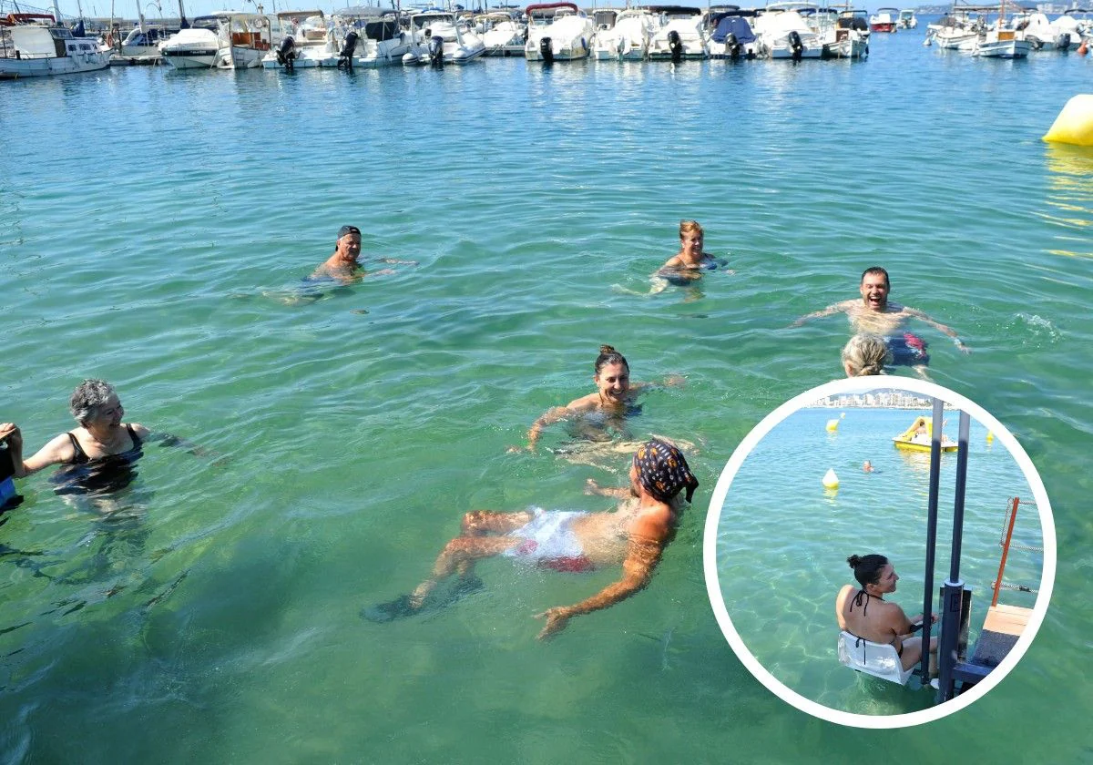 A la derecha, Marta, estrenando la plataforma para disfrutar de un baño en el mar