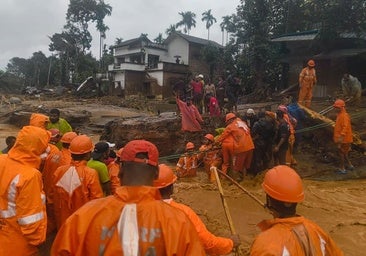 Aumentan a más de 150 los muertos por los derrumbamientos de tierra en la India provocados por las fuertes lluvias