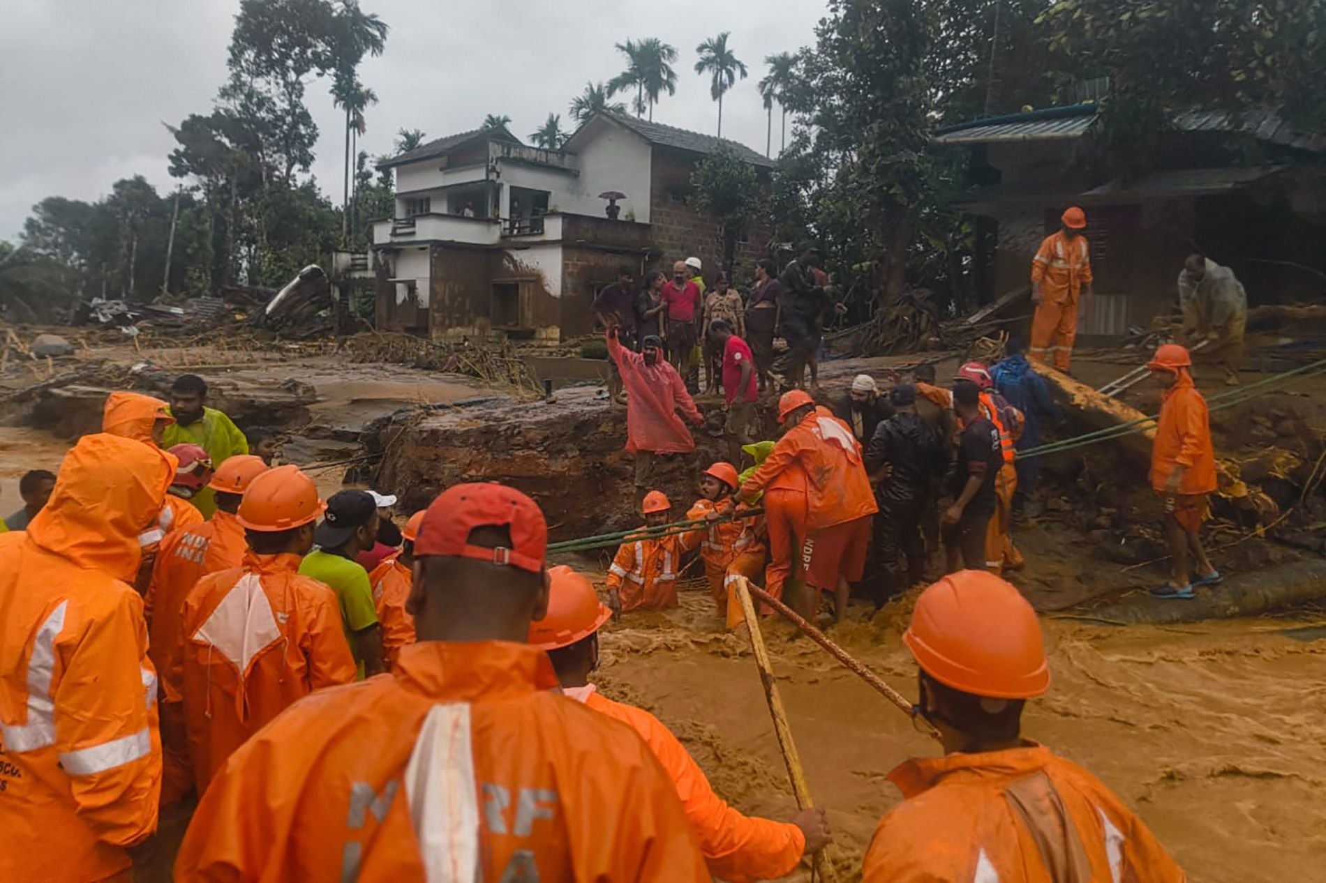 Los bomberos buscan los cuerpos de los fallecidos en la India