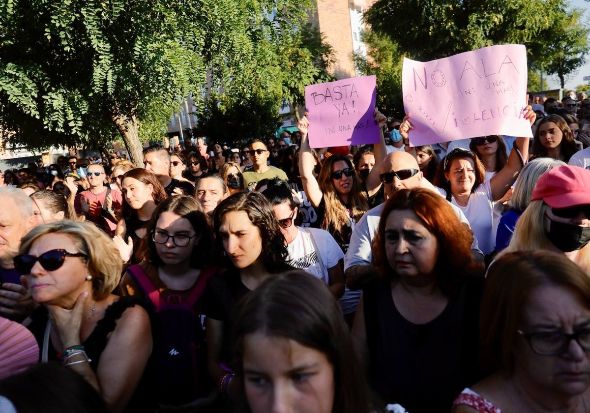 Manifestación por el asesinato de una joven de 18 años apuñalada por su ex pareja en España