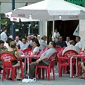 Adiós a sillas y mesas de Mahou, Cruzcampo o Estrella en las terrazas de bares