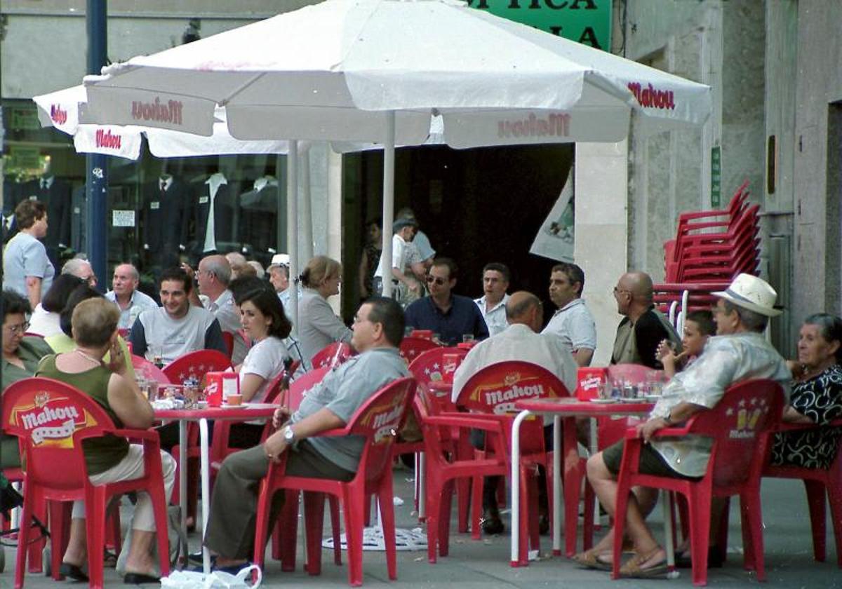 Adiós a las sillas y mesas de Mahou, Cruzcampo o Estrella Galicia en las terrazas de los bares: Sanidad las quiere prohibir
