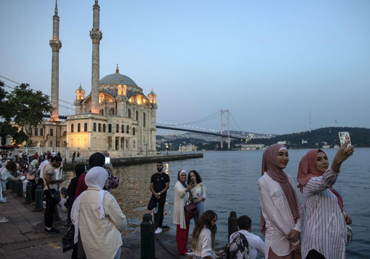 Turistas en las inmediaciones de la mezquita de Ortakoy, en Estambul