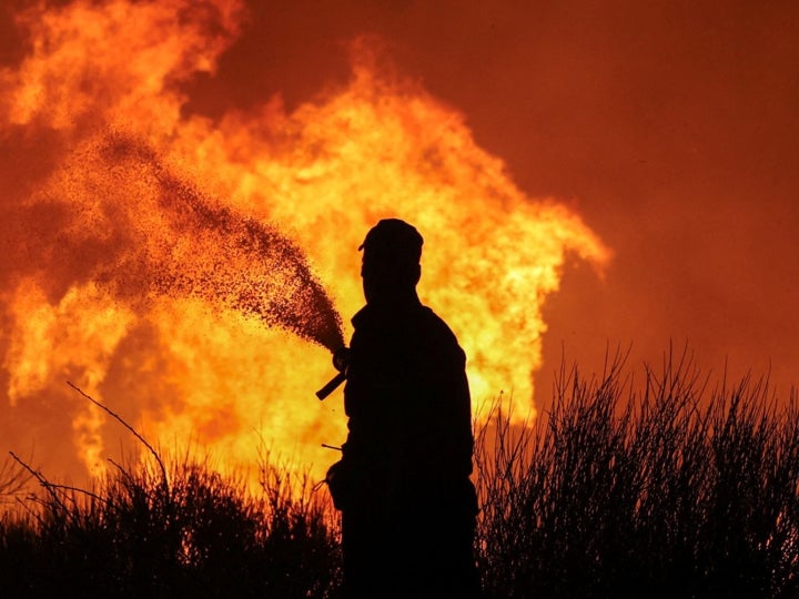 Más de 500 bomberos intentan todavía mitigar el incendio