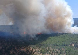 El incendio forestal en Teruel continúa activo y ha arrasado con 280 hectáreas