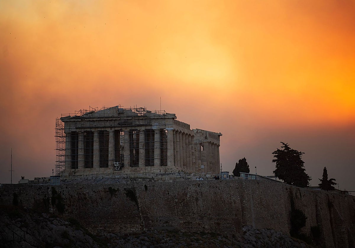 El Partenón teniendo de fondo el incendio que se acerca a la capital helena