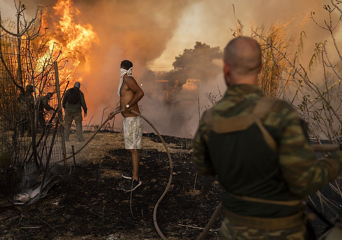 Voluntarios ayudan en las tareas de extinción del incendio de Grecia