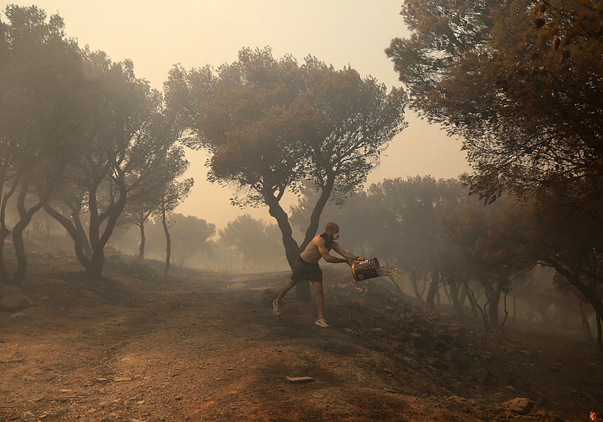 El incendio en Grecia obliga a 50.000 personas a evacuar sus casas