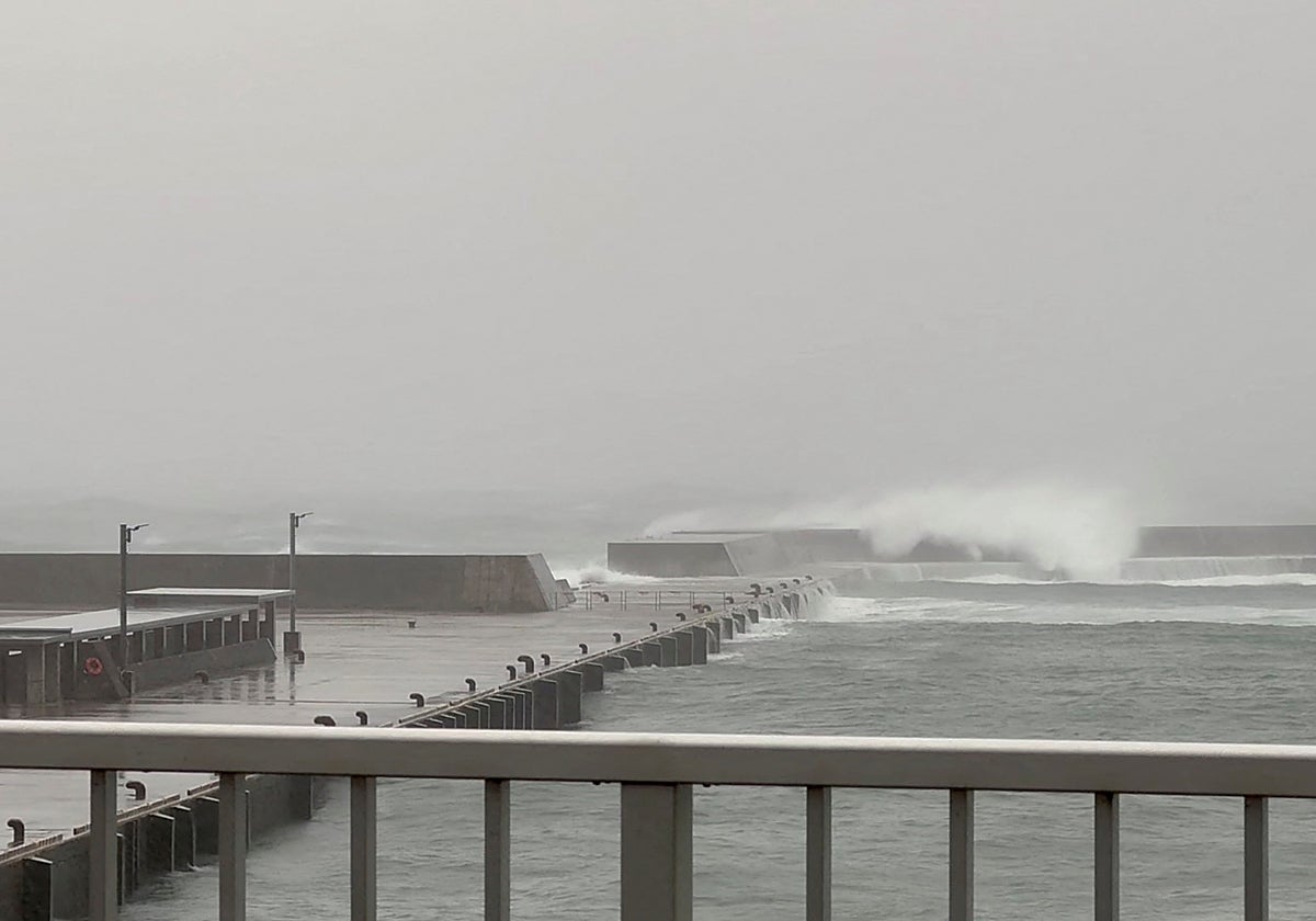 Imagen del tifón Ampil en Japón, que se encuentra a 170 kilómetros de Tokio