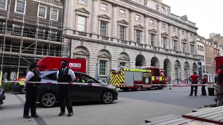 Los bomberos apagan los "últimos focos" del incendio de Somerset House en Londres