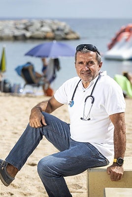 David Gràcia, médico de urgencias en Palamós, frente a la playa