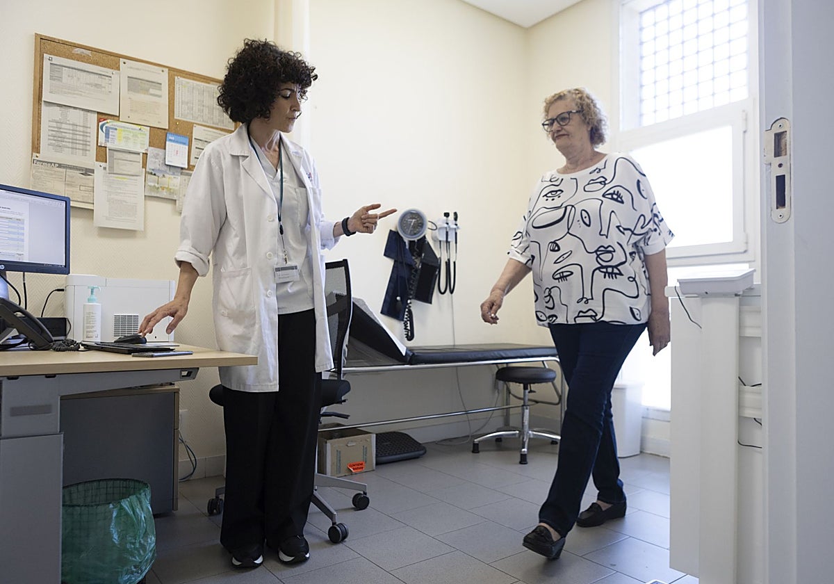 Una enfermera atiende a una paciente en un centro de salud
