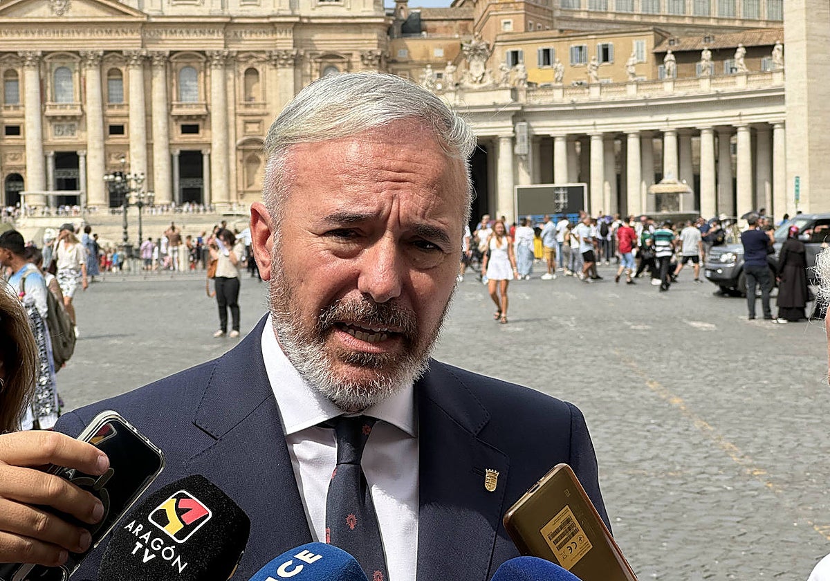 Jorge Azcón, comparece a los medios tras encuentro en el Vaticano