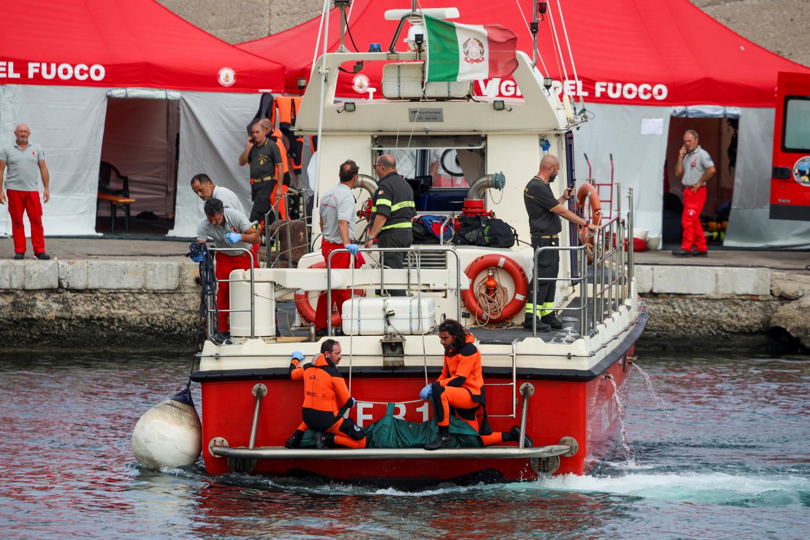 Los buzos continúan trabajando en la zona