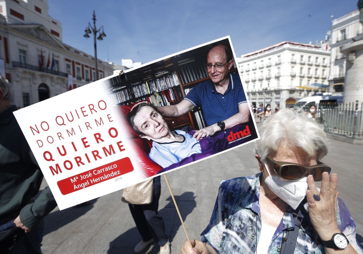 Activistas de la plataforma Derecho A Morir Dignamente participan en la concentración para celebrar la entrada en vigor de la ley de eutanasia en la Puerta del Sol de Madrid
