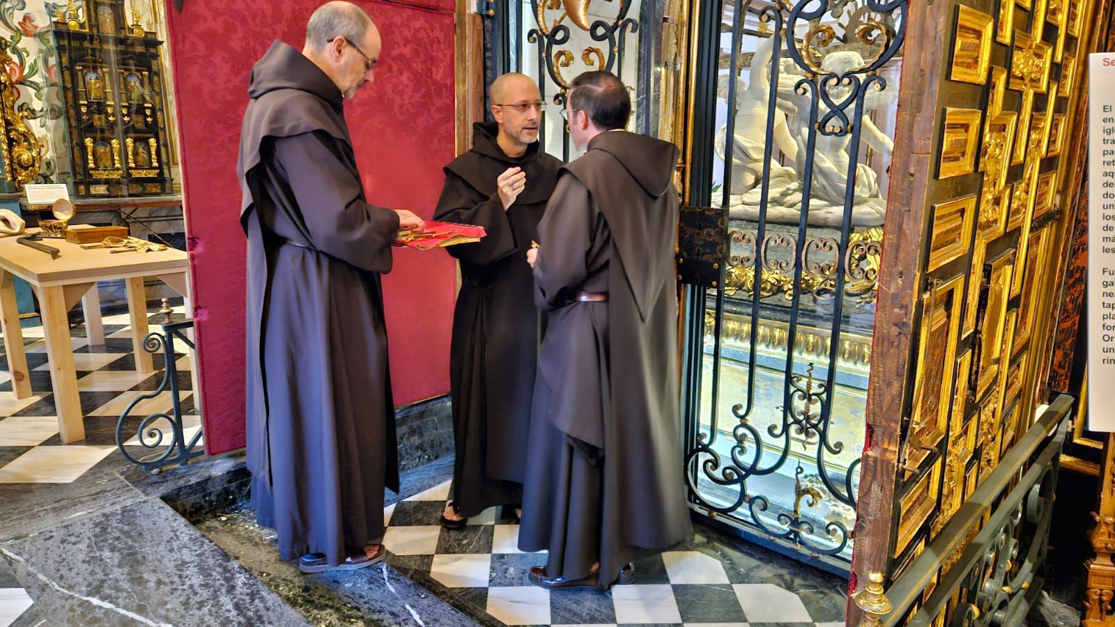 Momentos antes de la apertura del camarín en que se encuentra el sepulcro