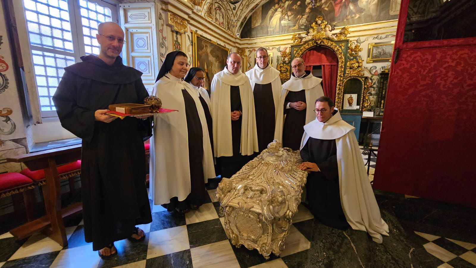 El sepulcro de plata, fuera del camarín, antes de ser trasladado en procesión hasta la estancia donde se realizarán los trabajos científicos