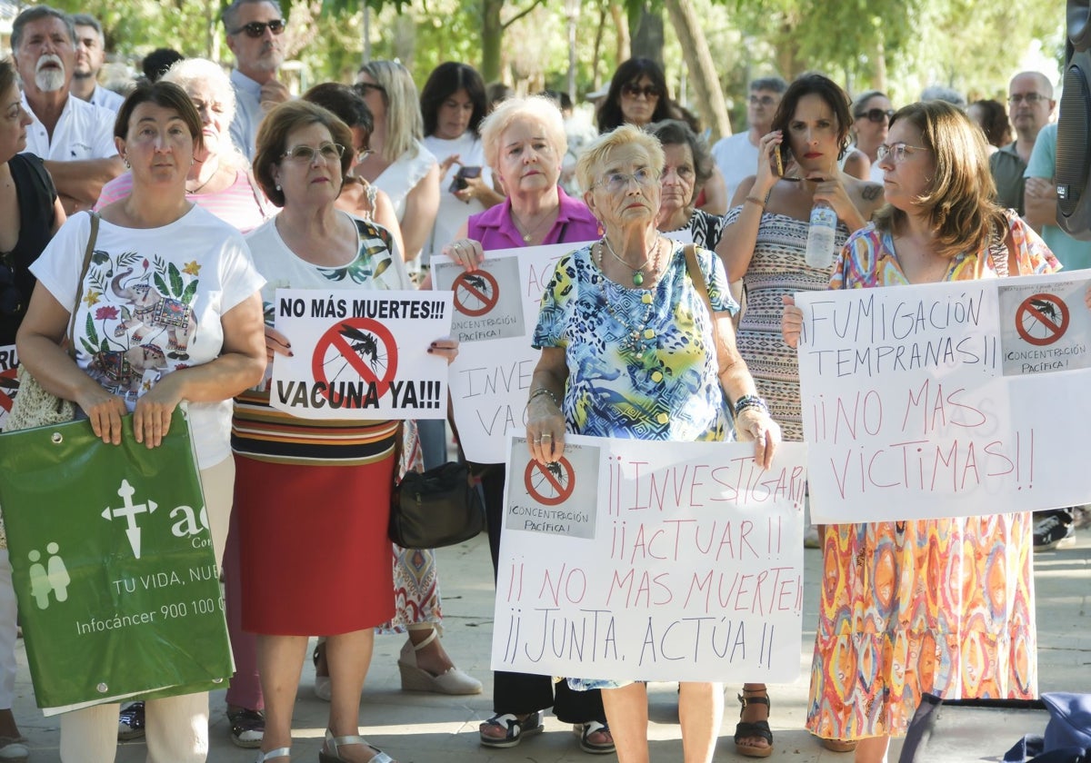 Concentración en Coria del Río reclamando más medidas de control del virus del Nilo