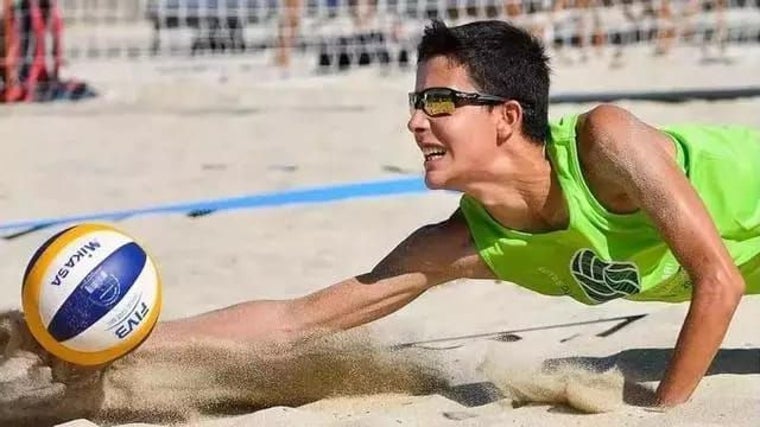 Guillem Comamala en una imagen jugando al voleibol