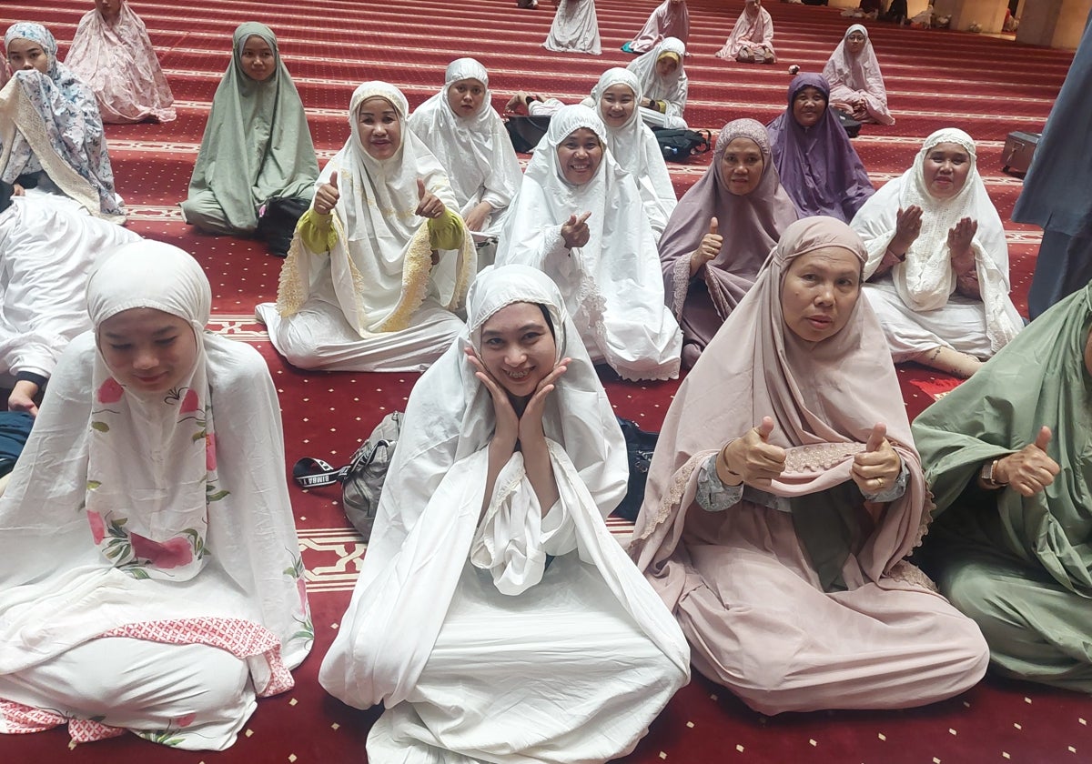 Imagen de mujeres de Yakarta en la mezquita de Istiqlal