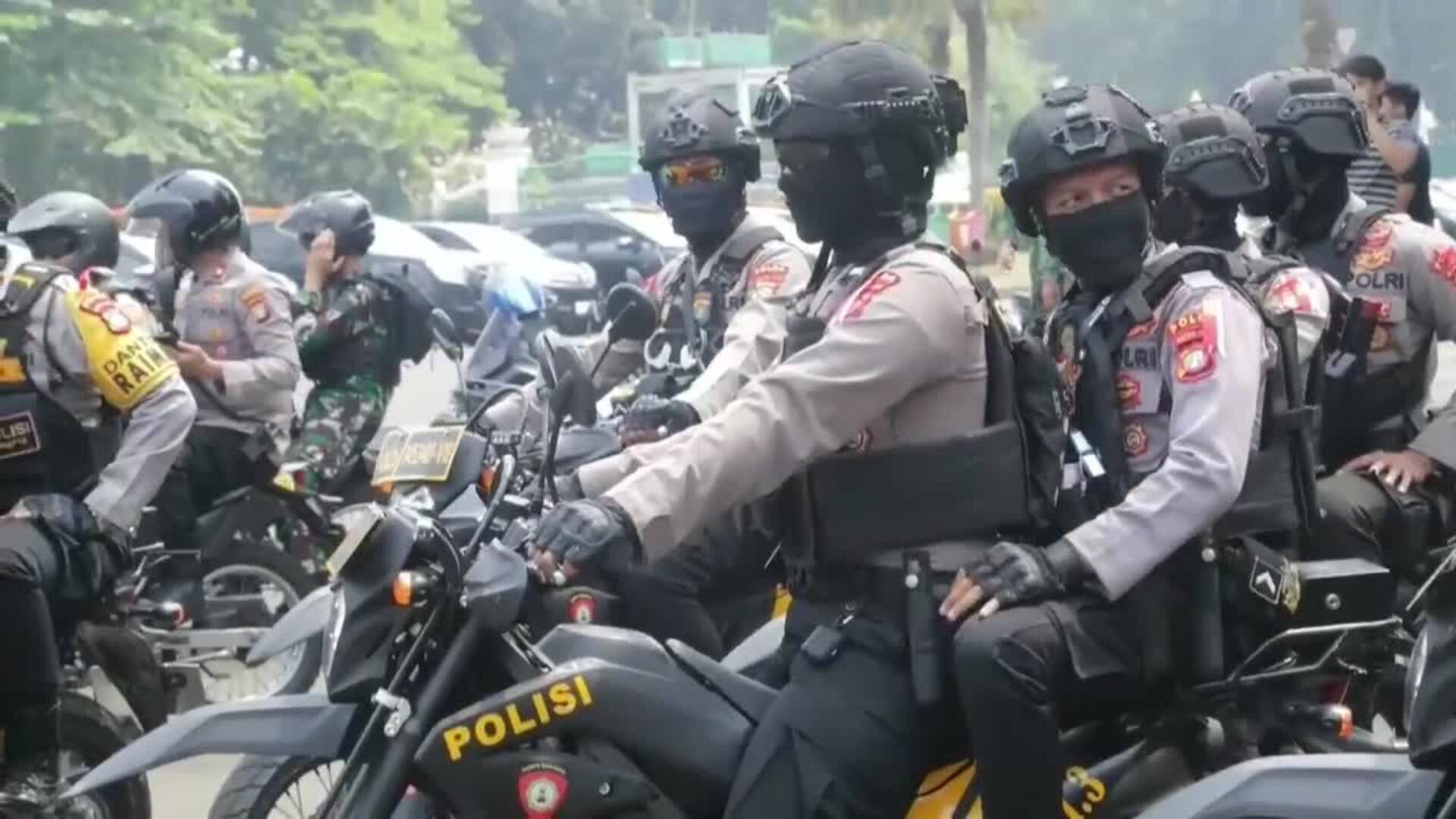 Policías indonesios patrullan los alrededores del Palacio Presidencial de Yakarta donde se encuentra el papa Francisco