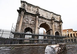 Un rayo daña el arco de Constantino durante una violenta tormenta en Roma