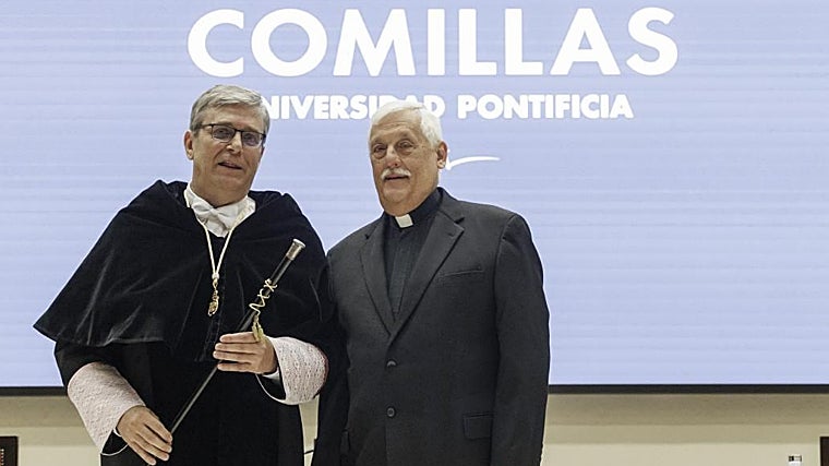 El nuevo rector, Antonio Allede (i), junto al general de los jesuitas