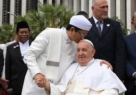 El gran imán de Yakarta besa la frente del Papa Francisco