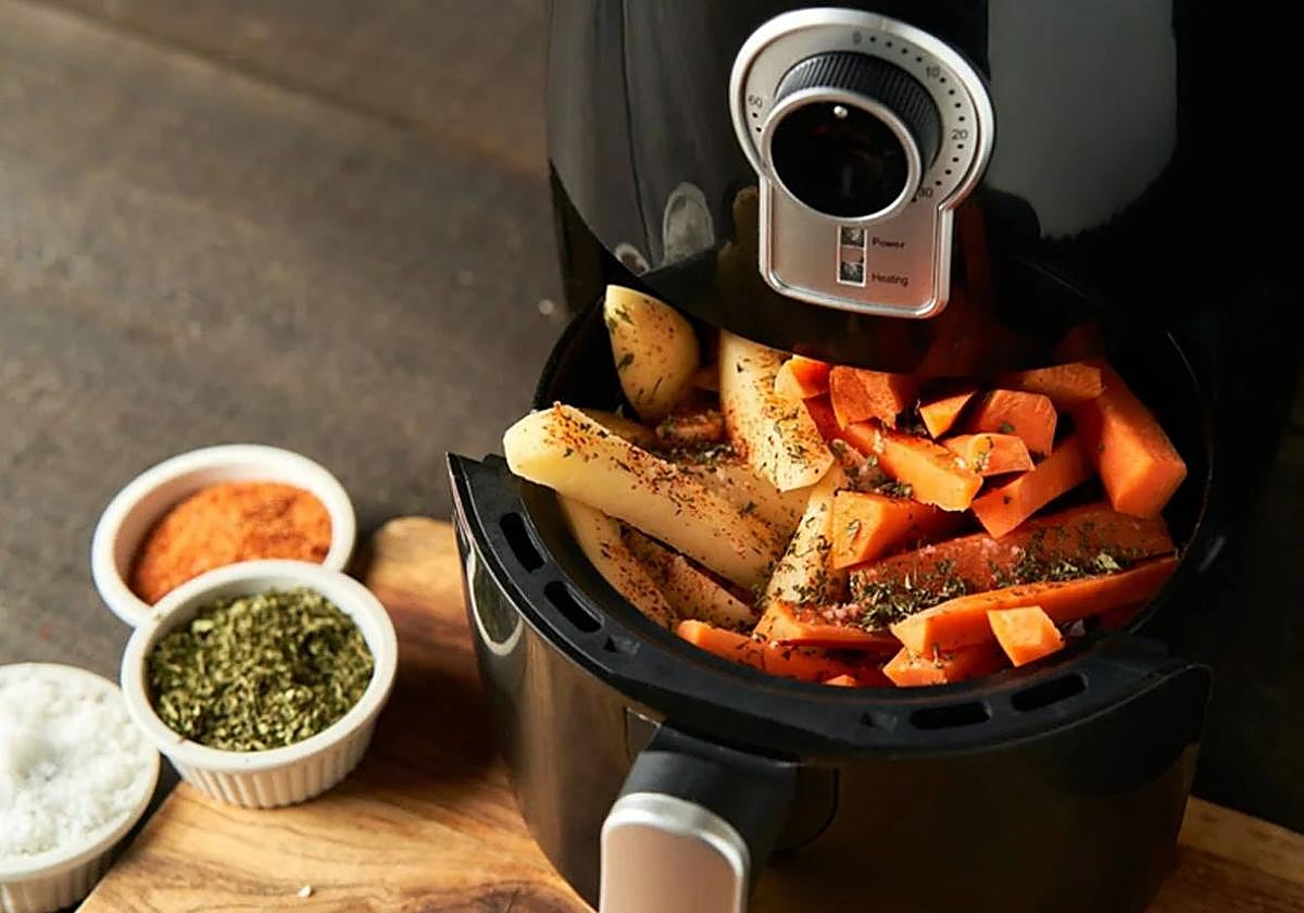 La OCU advierte de la sustancia cancerígena que pueden provocar las freidoras de aire: solo lo evitarás de esta forma