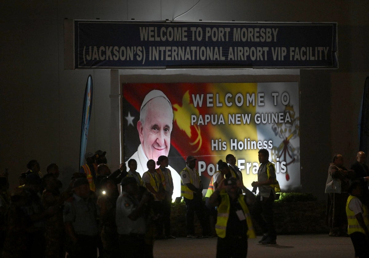 Cartel del Papa Francisco dándole la bienvenida a Papúa Nueva Guinea