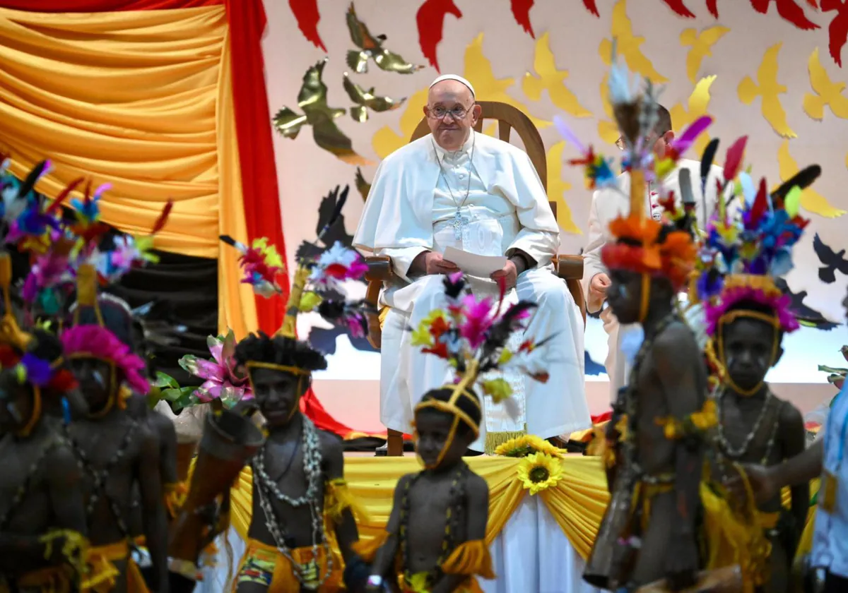 El Papa durante su encuentro con los niños