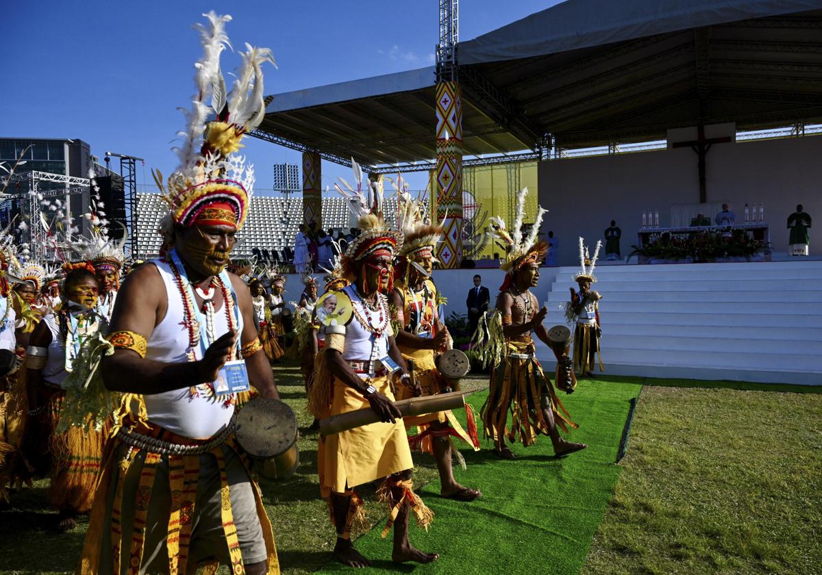 El Papa presencia una ceremonia local en su visita a Port Moresby