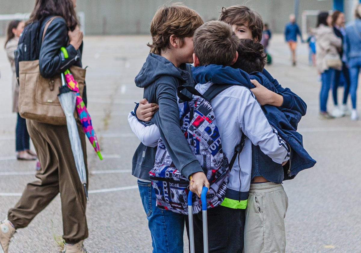 Un grupo de alumnos de infantil, en Soria, se saludan en su vuelta al cole la semana pasada