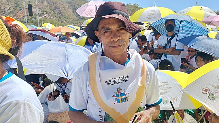Domingo Soares muestra orgulloso la pañoleta que recibió en la misa de Juan Pablo II en 1989