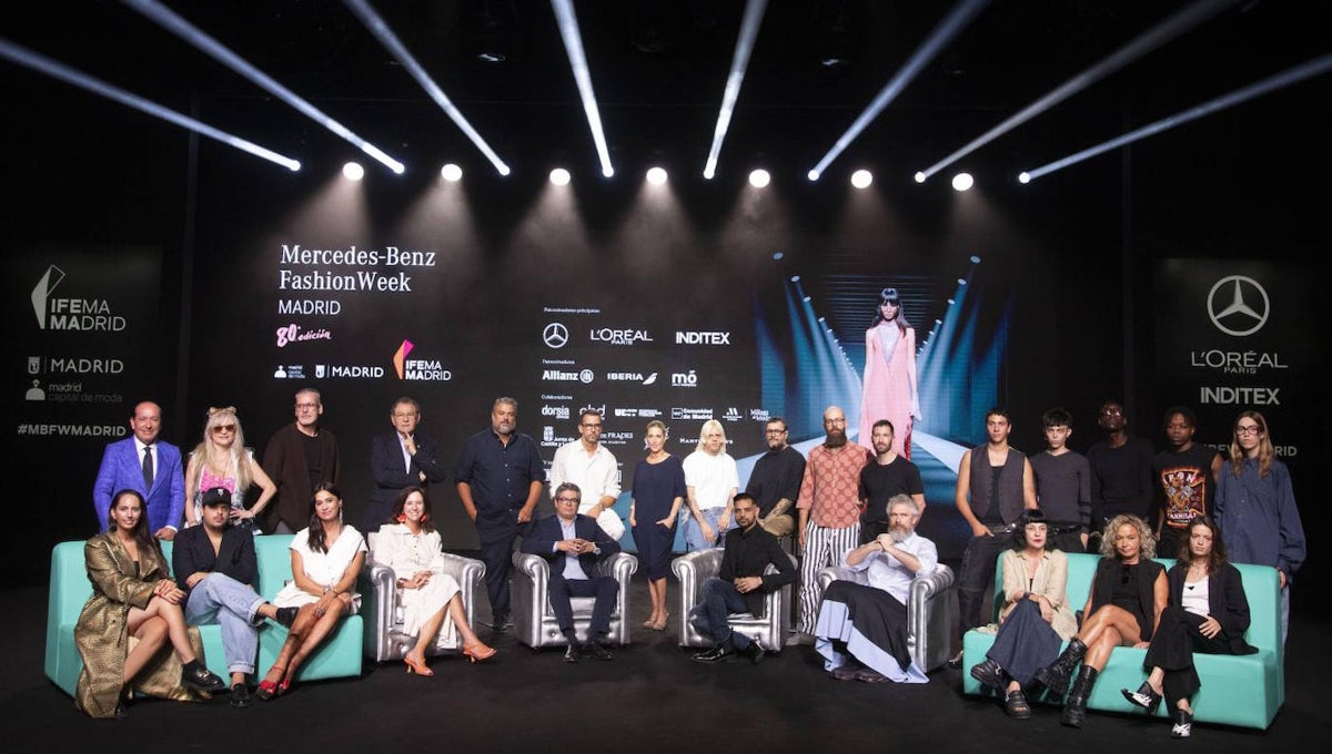 Foto de familia' de la organización y diseñadores de la 80ª edición de Mercedes-Benz Fashion Week Madrid