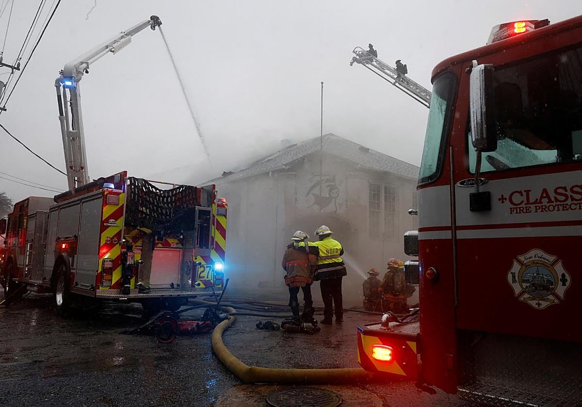 Bomberos de Nueva Orleans responden a un incendio por los efectos del huracán Francine