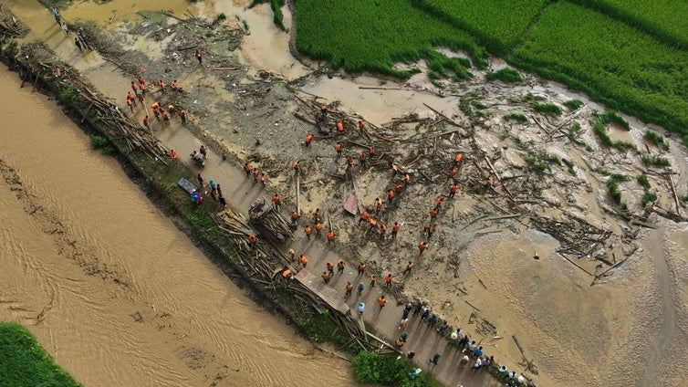 Un corrimiento de tierra sepulta un pueblo remoto en Vietnam y deja más de 40 muertos tras el paso del tifón Yagi