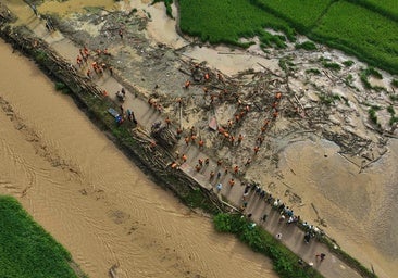 Un corrimiento de tierra sepulta un pueblo remoto en Vietnam y deja más de 40 muertos tras el paso del tifón Yagi