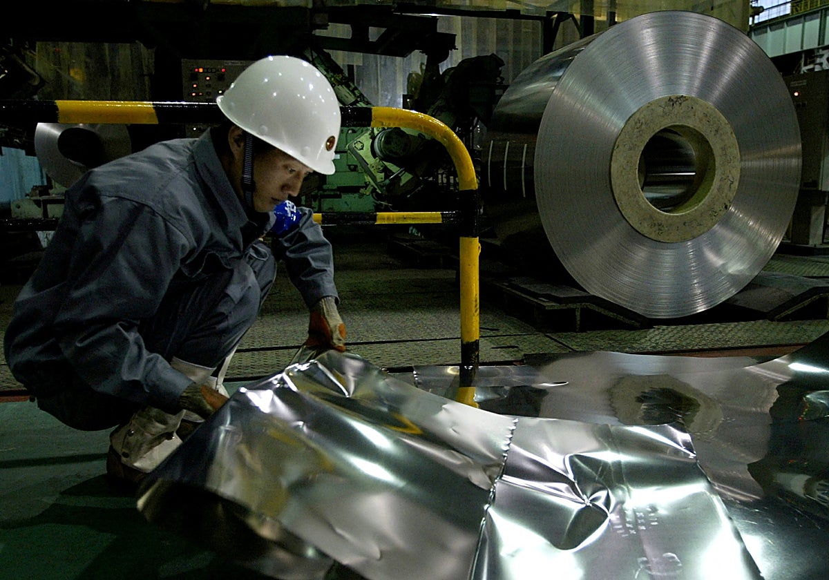 Un trabajador chino en una planta de Shanghái