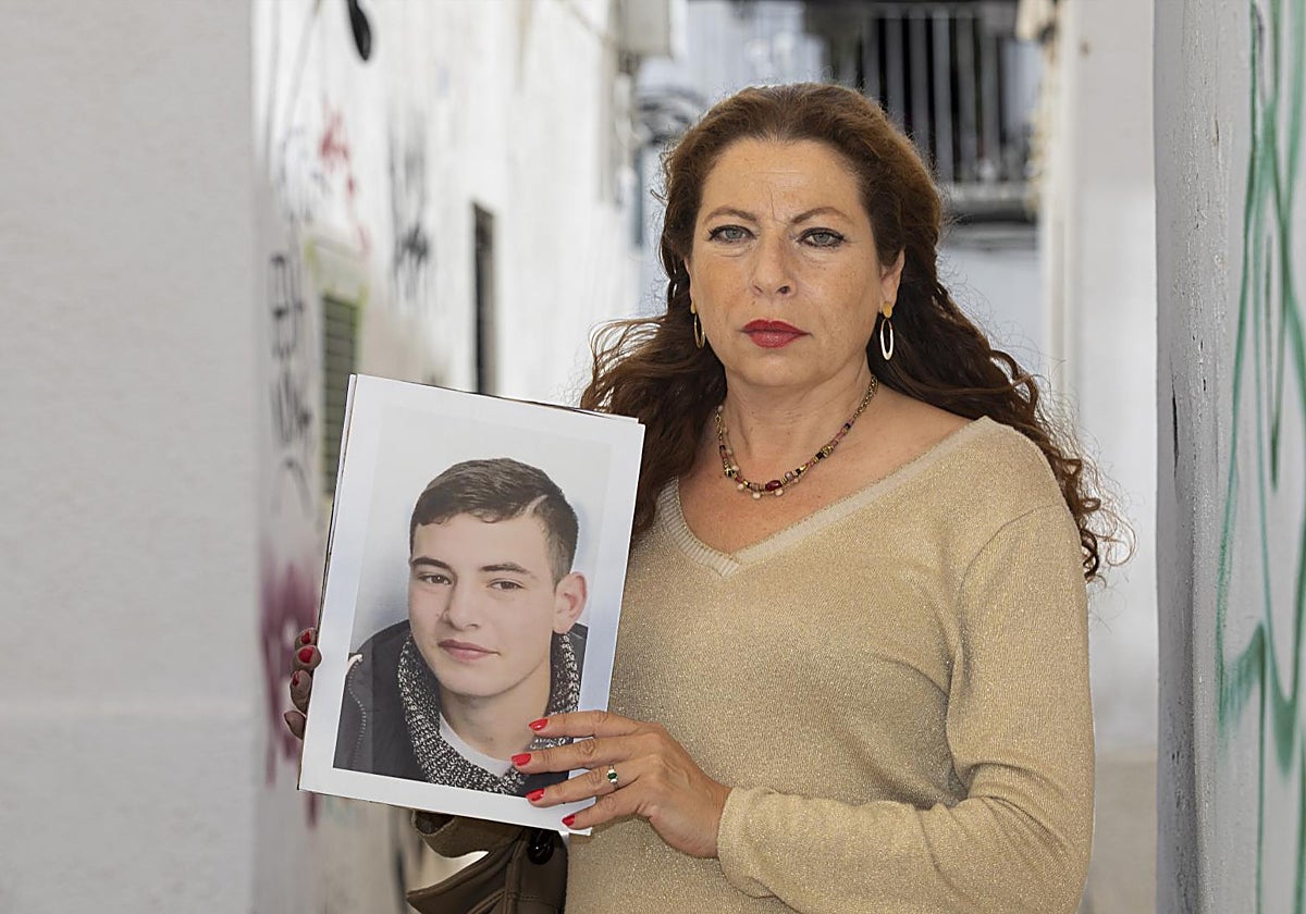 Fátima Hacine-Bacha sostiene una fotografía de su hijo Santi Coca