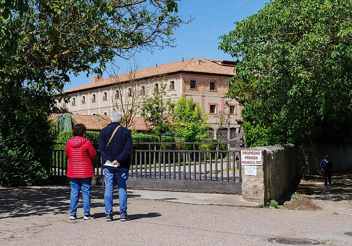 Unos vecinos observan la fachada del monasterio de Belorado, cerrado por las exreligiosas al público desde que comenzó la crisis
