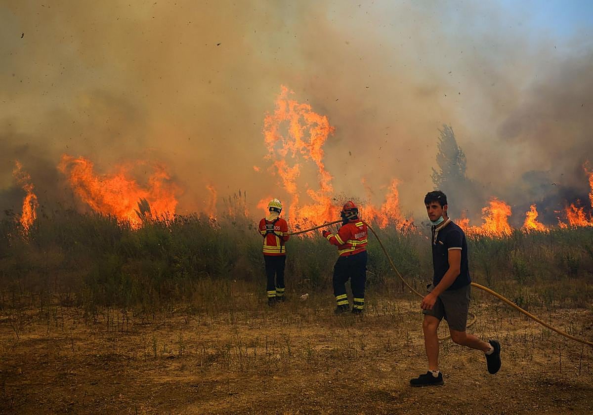 Bomberos luchan contra un incendio forestal en Jovim, Gondomar, Oporto