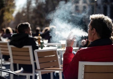 Europa pide que se prohíba fumar en terrazas, también cigarrillos electrónicos