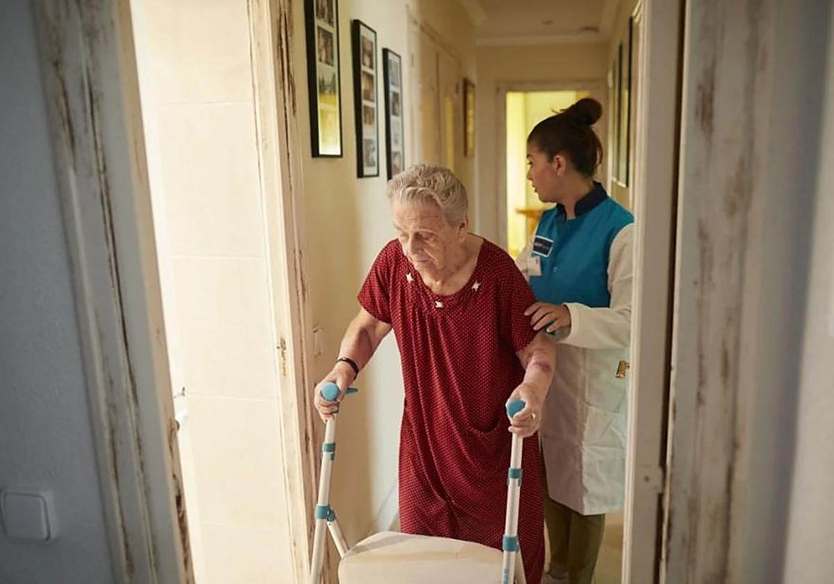 Herminia, persona dependiente, atendida en su domicilio